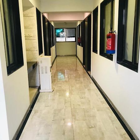 Hooliv 7 Avenues G Block Hotel Пюн Екстериор снимка