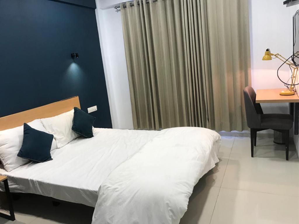 Hooliv 7 Avenues G Block Hotel Пюн Екстериор снимка